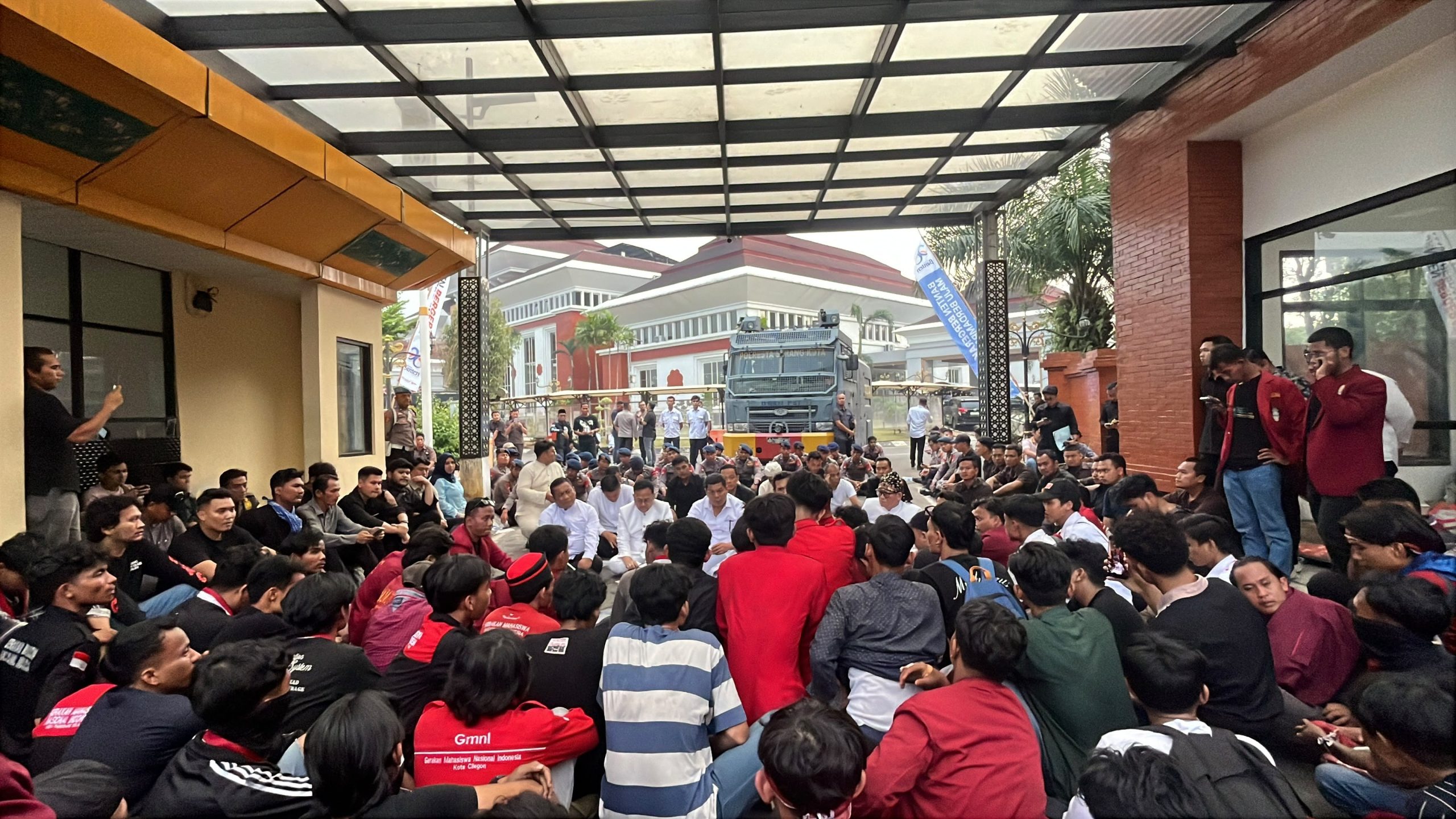 BEM SI Koordinator Wilayah Banten menyampaikan tuntutan dalam aksi HUT ke-26 Provinsi Banten di Gedung DPRD Banten.