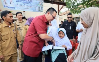 Wali Kota Serang Budi Rustandi menyalurkan bantuan sosial kolaborasi bersama UPZ Pemprov Banten di Aula Kantor Kecamatan Taktakan.