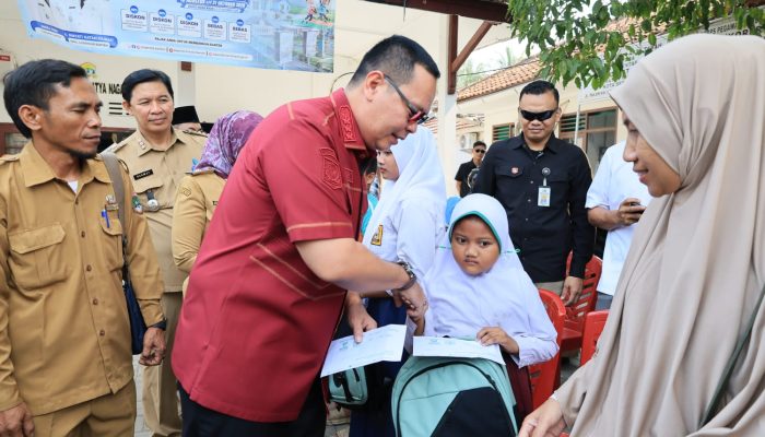 Beri Apresiasi Pelajar dan UMKM, Wali Kota Serang Budi Rustandi Salurkan Bantuan Tunai dari Gubernur Banten Andra Soni