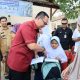 Wali Kota Serang Budi Rustandi menyalurkan bantuan sosial kolaborasi bersama UPZ Pemprov Banten di Aula Kantor Kecamatan Taktakan.