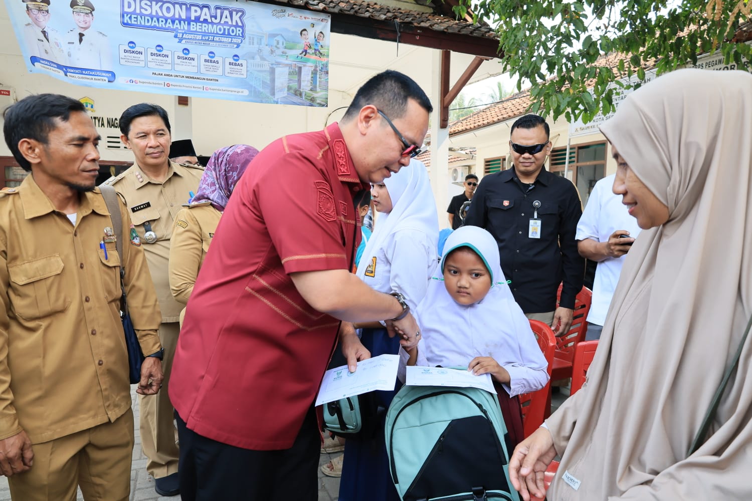 Wali Kota Serang Budi Rustandi menyalurkan bantuan sosial kolaborasi bersama UPZ Pemprov Banten di Aula Kantor Kecamatan Taktakan.