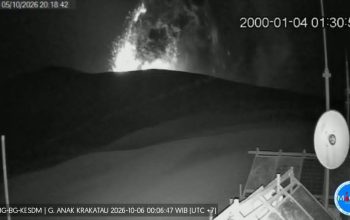 Pemandangan wujud fisik Gunung Anak Krakatau di perairan Selat Sunda yang saat ini berstatus Level II atau Waspada.