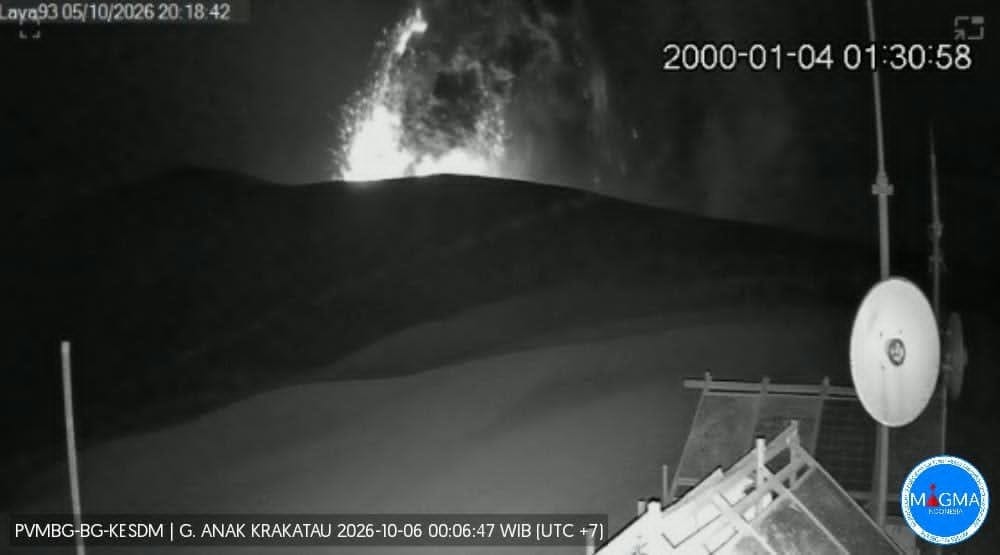 Pemandangan wujud fisik Gunung Anak Krakatau di perairan Selat Sunda yang saat ini berstatus Level II atau Waspada.