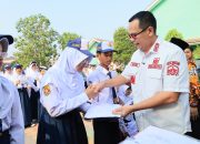Bagikan Seragam Gratis, Wali Kota Serang Budi Rustandi: Jangan Ada Lagi Anak Putus Sekolah