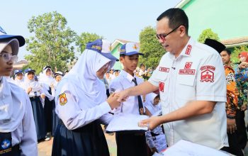 Wali Kota Serang Budi Rustandi saat menyerahkan secara simbolis bantuan seragam sekolah gratis di SMP Negeri 10 Kota Serang.