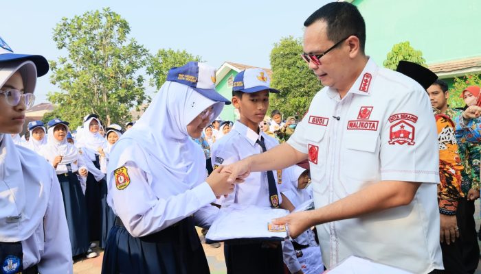 Bagikan Seragam Gratis, Wali Kota Serang Budi Rustandi: Jangan Ada Lagi Anak Putus Sekolah