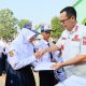 Wali Kota Serang Budi Rustandi saat menyerahkan secara simbolis bantuan seragam sekolah gratis di SMP Negeri 10 Kota Serang.