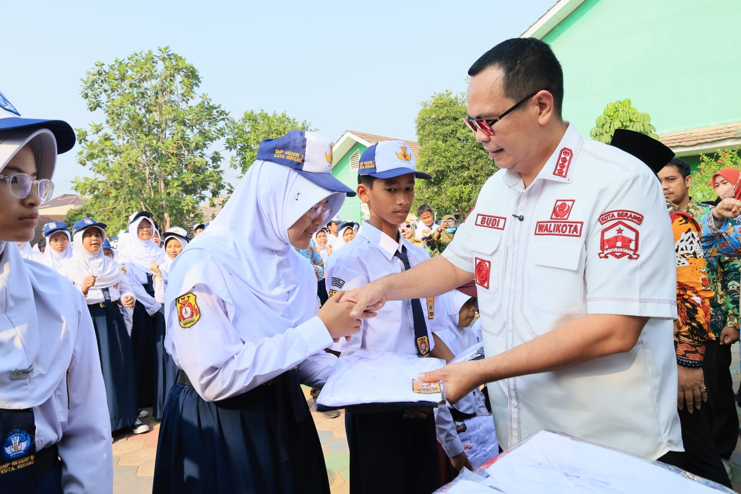 Wali Kota Serang Budi Rustandi saat menyerahkan secara simbolis bantuan seragam sekolah gratis di SMP Negeri 10 Kota Serang.