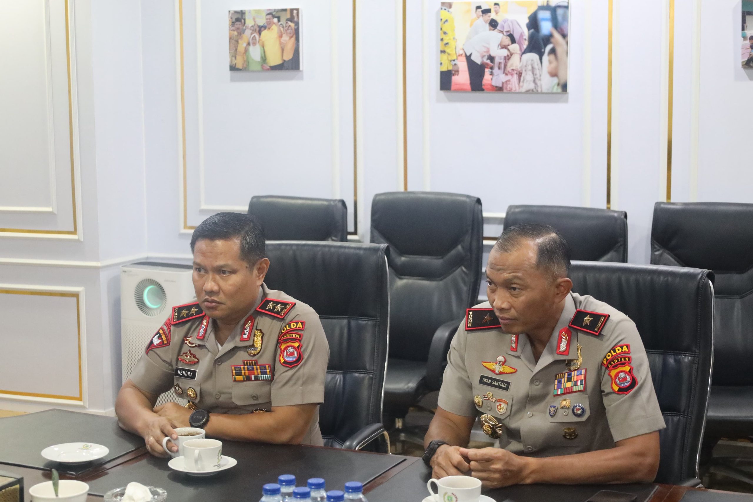 Kapolda Banten Irjen Pol Hendra Kurniawan bersama pimpinan DPRD Provinsi Banten dalam pertemuan silaturahmi kelembagaan di Serang.