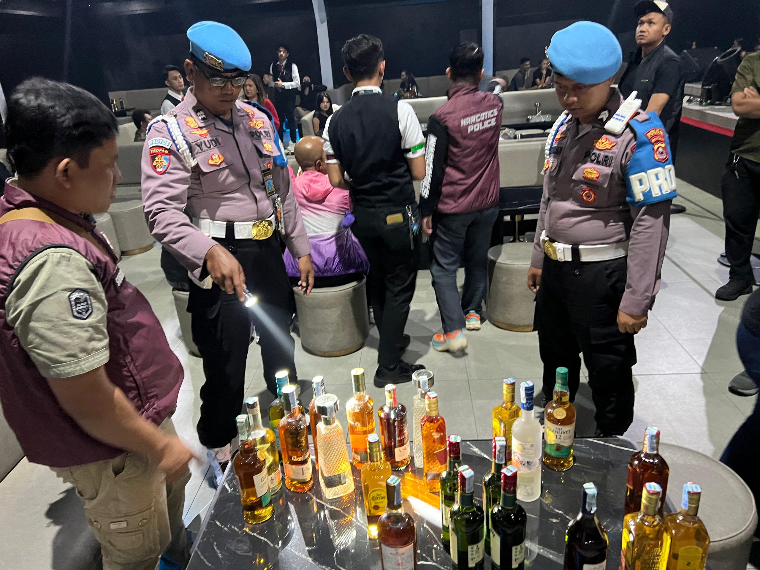 Tumpukan ratusan botol minuman keras dari berbagai merek yang berhasil disita oleh personel Polda Banten dalam Operasi Sarang Narkoba.