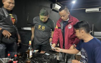 Petugas kepolisian mengamankan seorang pengunjung pria yang terbukti mengonsumsi zat terlarang saat razia tempat hiburan malam.
