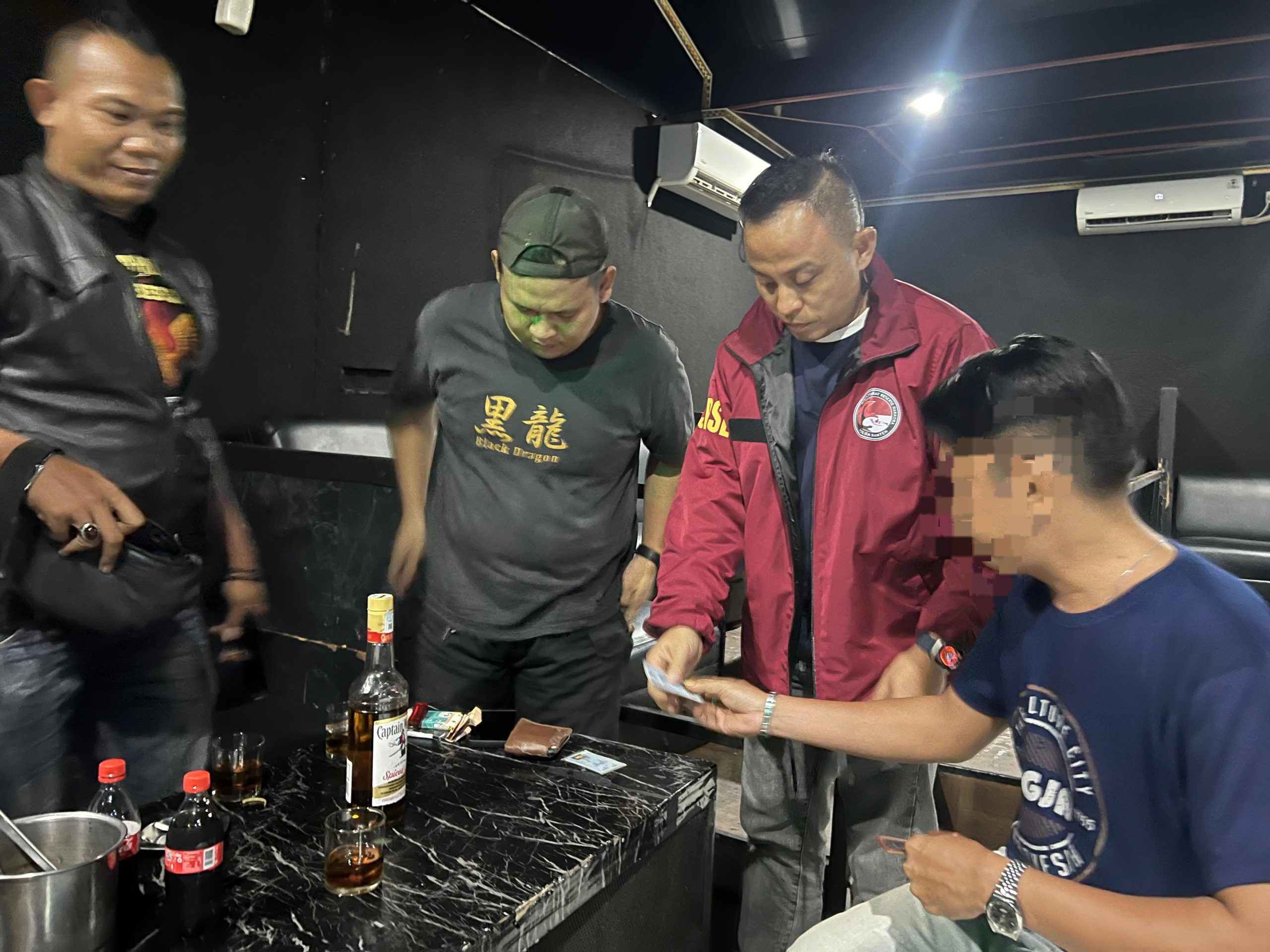 Petugas kepolisian mengamankan seorang pengunjung pria yang terbukti mengonsumsi zat terlarang saat razia tempat hiburan malam.
