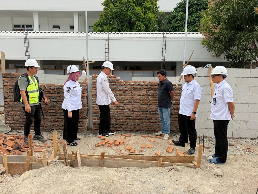 Jajaran RSUD Kota Serang meninjau pembangunan fasilitas rumah sakit sebagai bagian dari persiapan pengembangan layanan kesehatan.