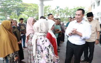 Wali Kota Serang Budi Rustandi saat menyerahkan bantuan stimulus modal bagi pedagang kecil dari Gubernur Banten Andra Soni