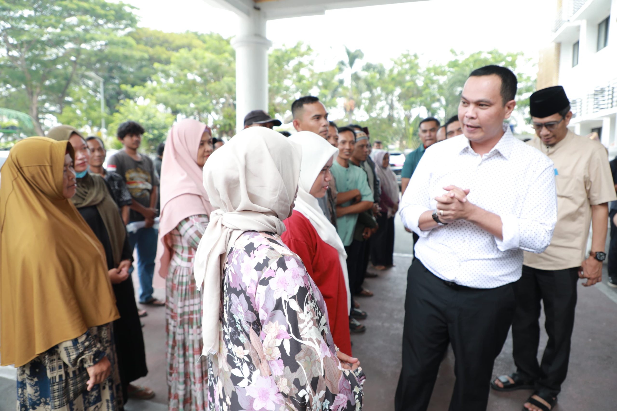 Wali Kota Serang Budi Rustandi saat menyerahkan bantuan stimulus modal bagi pedagang kecil dari Gubernur Banten Andra Soni