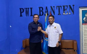 Kepala Kanwil BPN Banten bersama jajaran pengurus PWI Provinsi Banten saat menyepakati sinergi keterbukaan informasi publik di Kota Serang.