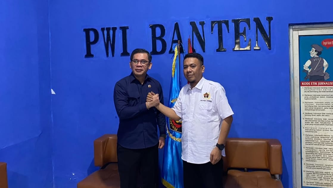 Kepala Kanwil BPN Banten bersama jajaran pengurus PWI Provinsi Banten saat menyepakati sinergi keterbukaan informasi publik di Kota Serang.