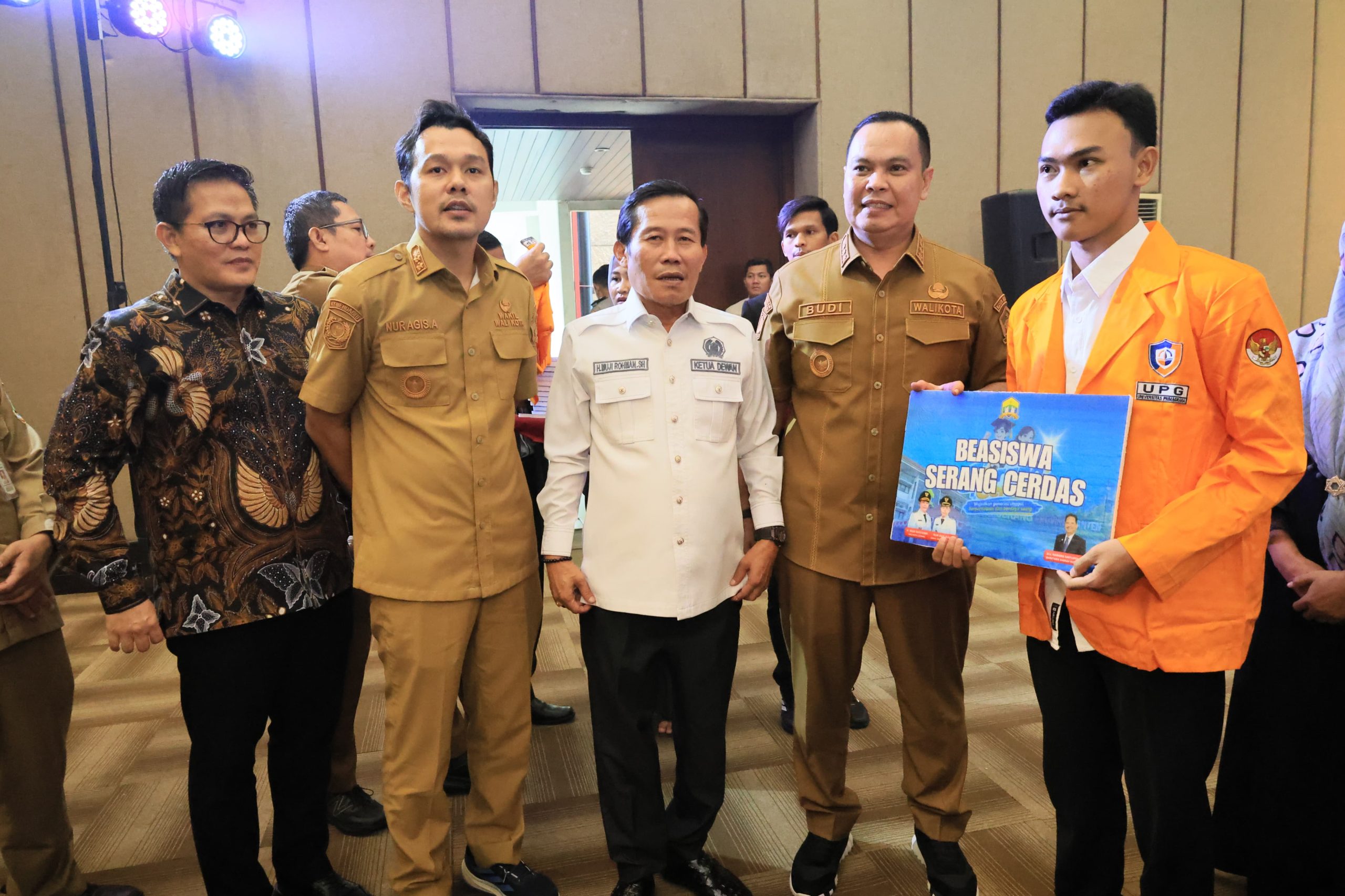Wali Kota Budi Rustandi saat meluncurkan program Serang Cerdas untuk menjamin biaya kuliah anak miskin berprestasi.