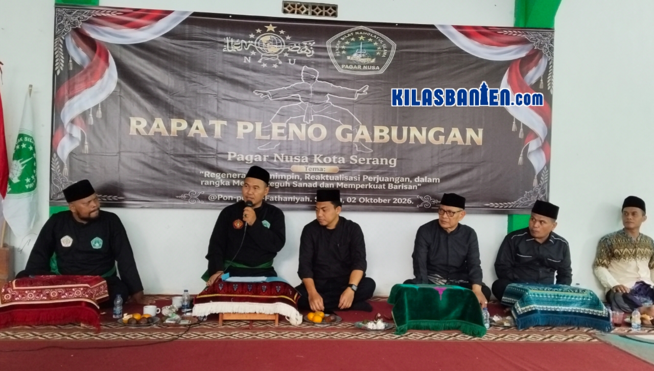 KH Khaeroni menerima amanah sebagai Ketua PAW PC Pagar Nusa Kota Serang periode sisa masa khidmat 2022-2027 dalam Rapat Pleno Gabungan di Pondok Pesantren Al-Fathaniyah Tengkele, Kota Serang, Sabtu, 3 Oktober 2026
