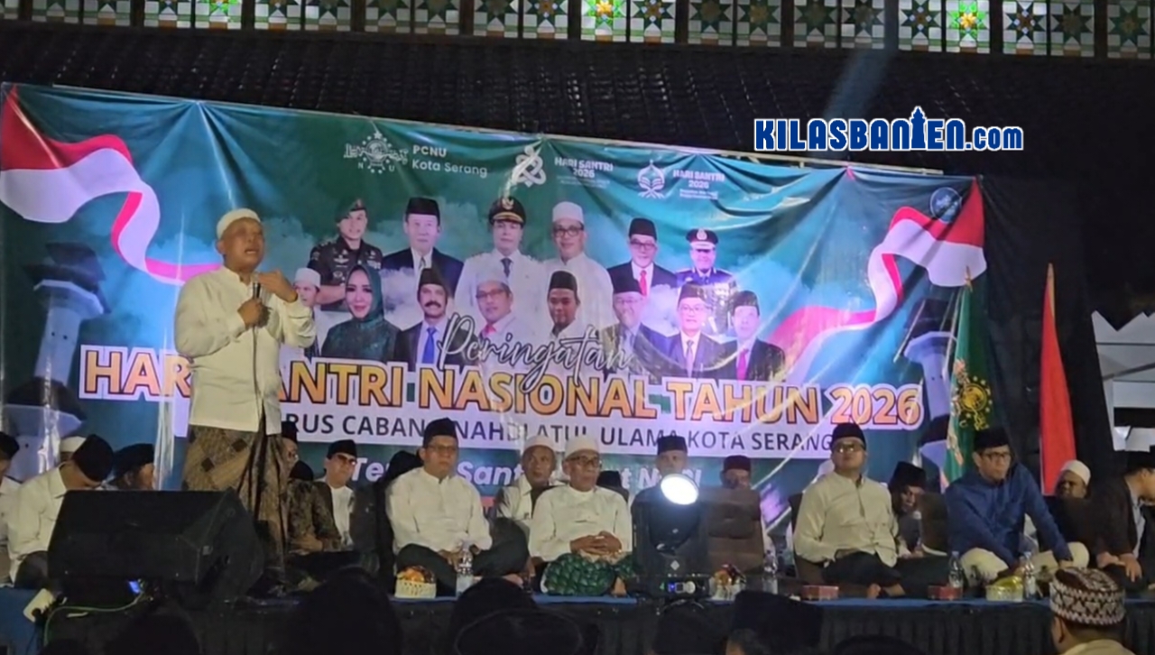 KH Matin Syarkowi menyampaikan orasi kesantrian pada peringatan Hari Santri Nasional 2026 yang digelar PCNU Kota Serang di Masjid Agung Ats-Tsauroh. Dalam kesempatan itu, ia menegaskan santri dan pesantren merupakan "Jimat NKRI" yang berperan penting menjaga persatuan dan keutuhan bangsa, Jumat (23/10/2026)
