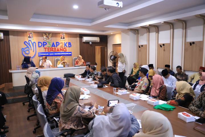 Kepala DP3AP2KB Kota Tangerang Tihar Sopian memaparkan berbagai capaian strategis dan prestasi yang diraih instansinya dalam meningkatkan kualitas hidup masyarakat melalui program pemberdayaan perempuan, perlindungan anak, dan keluarga berencana.