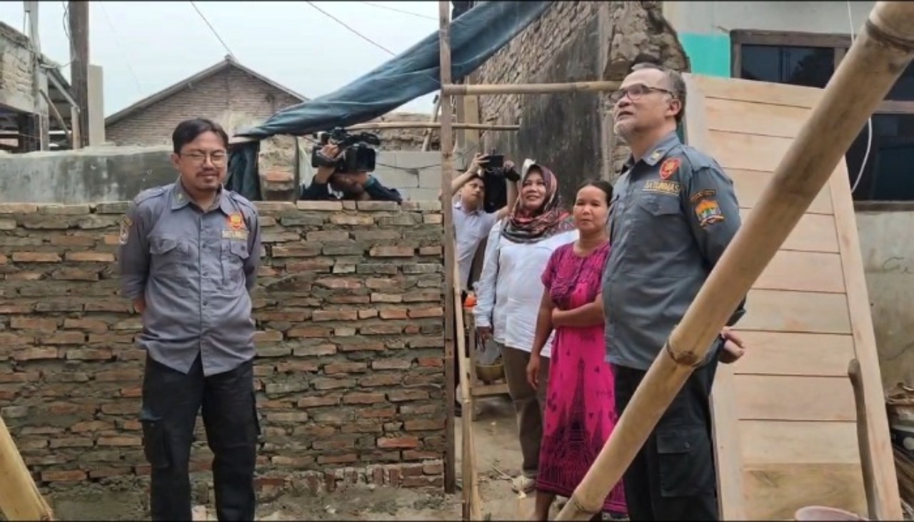 Kepala DPKP Kota Serang Arif Rachman Hakim meninjau perbaikan rumah tidak layak huni di Kampung Cibetik, Kelurahan Pengampelan, Walantaka.