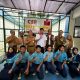 Kepala SMPN 26 Tangerang bersama perwakilan PT Mayora Indah Tbk menunjukkan bantuan tempat sampah dalam kegiatan edukasi pengelolaan lingkungan sebagai bagian dari program CSR Bank Sampah.