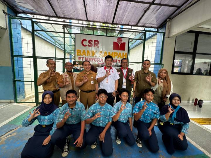 Kepala SMPN 26 Tangerang bersama perwakilan PT Mayora Indah Tbk menunjukkan bantuan tempat sampah dalam kegiatan edukasi pengelolaan lingkungan sebagai bagian dari program CSR Bank Sampah.