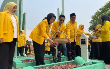 Ketua DPD II Partai Golkar Kabupaten Lebak, Adde Rosi Khoerunnisa, bersama jajaran pengurus dan kader mengikuti ziarah ke Taman Makam Pahlawan Sirna Rana, Rangkasbitung, dalam rangka memperingati HUT ke-62 Partai Golkar, Selasa (20/10/2026).