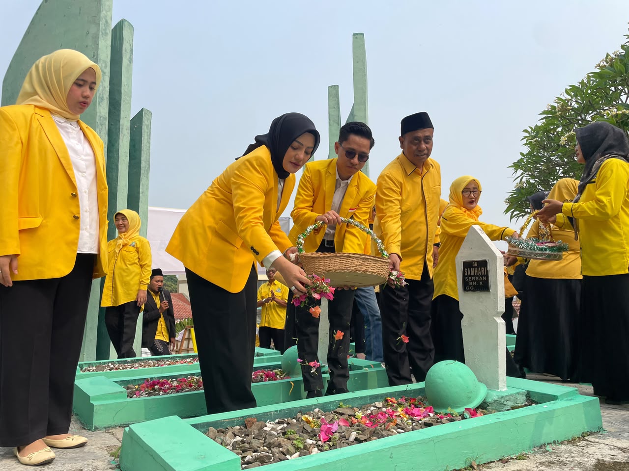 Ketua DPD II Partai Golkar Kabupaten Lebak, Adde Rosi Khoerunnisa, bersama jajaran pengurus dan kader mengikuti ziarah ke Taman Makam Pahlawan Sirna Rana, Rangkasbitung, dalam rangka memperingati HUT ke-62 Partai Golkar, Selasa (20/10/2026).
