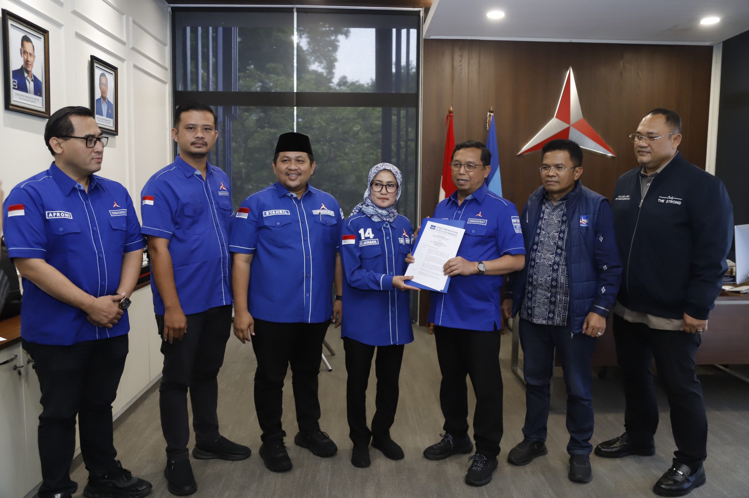 Ketua DPD Partai Demokrat Banten Iti Octavia Jayabaya menunjukkan SK kepengurusan dari DPP Partai Demokrat usai penetapan pengurus, Rabu (21/10/2026), sebagai langkah awal memperkuat konsolidasi menuju Pemilu 2029.