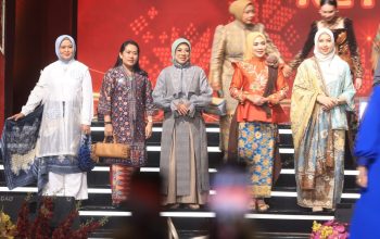 Ketua Dekranasda Provinsi Banten, Tinawati Andra Soni, mengunjungi stan kerajinan Banten pada ajang Kriyanusa 2026 di Jakarta International Convention Center (JICC).