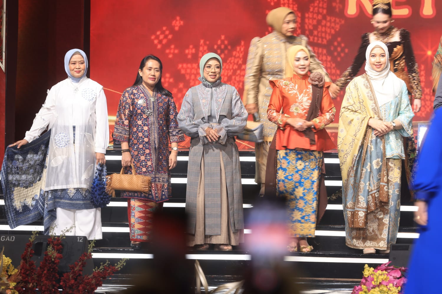 Ketua Dekranasda Provinsi Banten, Tinawati Andra Soni, mengunjungi stan kerajinan Banten pada ajang Kriyanusa 2026 di Jakarta International Convention Center (JICC).