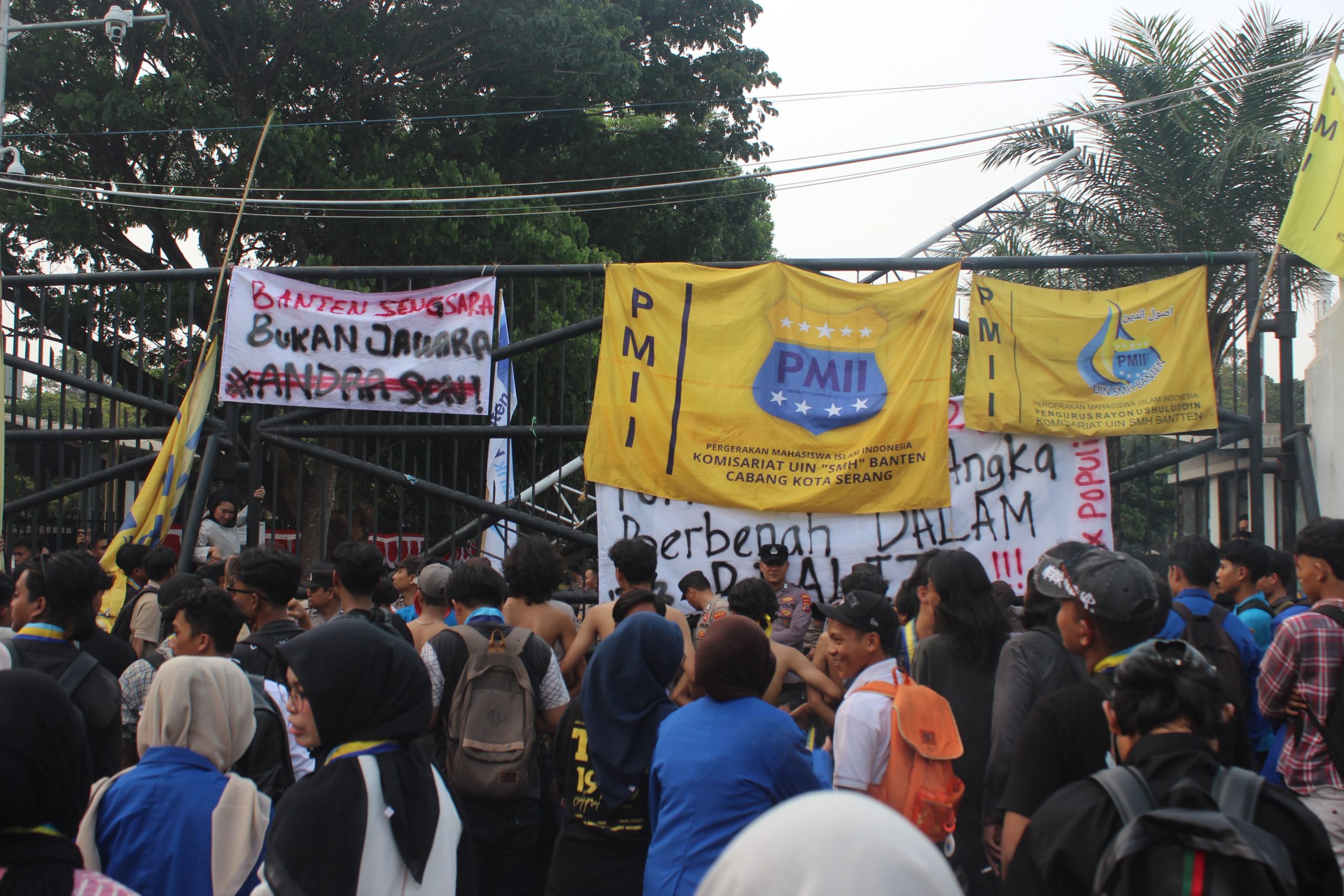 Ketua Komisariat PMII UIN Sultan Maulana Hasanuddin Banten Adithya Dzakwan Khairullah, menyampaikan pandangan terkait evaluasi pembangunan Provinsi Banten pada peringatan HUT ke-26. PMII menilai pembangunan harus lebih merata dan memberikan manfaat nyata bagi masyarakat.