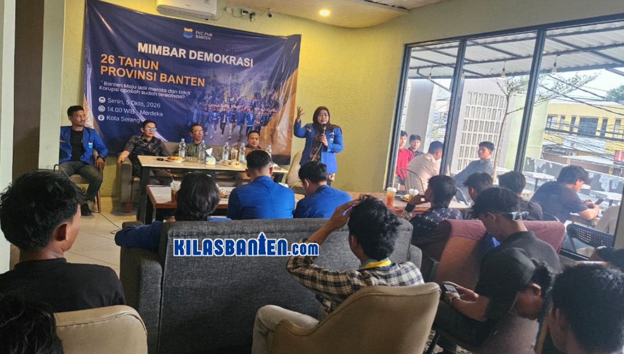 Ketua PKC PMII Banten Winah Setiawati menyampaikan pandangan organisasi dalam forum Mimbar Demokrasi 26 Tahun Provinsi Banten di Kota Serang, Senin (5/10/2026), yang mengulas berbagai persoalan pembangunan daerah.