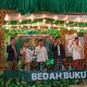 Ketua PWNU Banten KH Hafis Gunawan bersama para narasumber saat Bedah Buku Kepemimpinan Hadrotusyaikh KH Hasyim Asy'ari di Pesantren Saung Soang, Labuan, Pandeglang, sebagai rangkaian Hari Santri Nasional 2026.