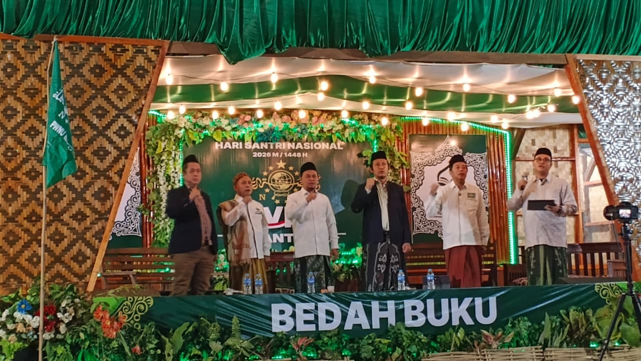 Ketua PWNU Banten KH Hafis Gunawan bersama para narasumber saat Bedah Buku Kepemimpinan Hadrotusyaikh KH Hasyim Asy'ari di Pesantren Saung Soang, Labuan, Pandeglang, sebagai rangkaian Hari Santri Nasional 2026.
