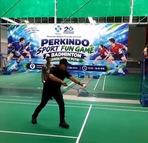 Ketua Perkindo Banten Ahmad Muhibbin bersama peserta saat membuka rangkaian Sport Fun Game yang diikuti ratusan badan usaha konsultan dari seluruh wilayah Banten, Minggu, (4/10/206)