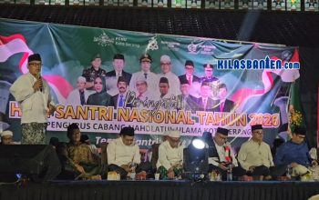 Ketua Tanfidziyah PCNU Kota Serang KH Saifun Nawasi menyampaikan sambutan pada peringatan Hari Santri Nasional di Masjid Agung Ats-Tsauroh, Kota Serang. Dalam kesempatan itu, ia mengusulkan Kota Serang dikembangkan sebagai Kota Pendidikan berbasis pesantren dan perguruan tinggi, Jumat (23/10/2026).