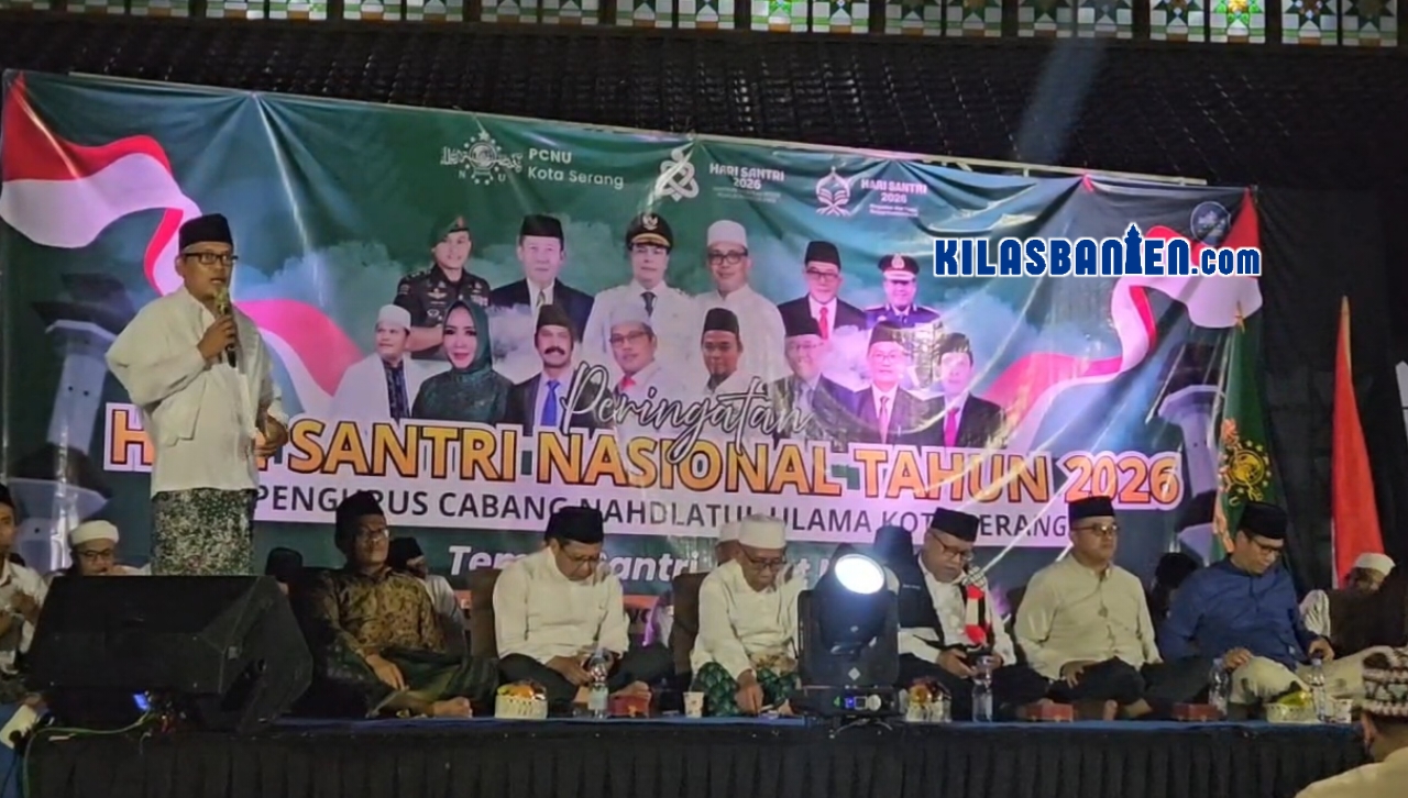 Ketua Tanfidziyah PCNU Kota Serang KH Saifun Nawasi menyampaikan sambutan pada peringatan Hari Santri Nasional di Masjid Agung Ats-Tsauroh, Kota Serang. Dalam kesempatan itu, ia mengusulkan Kota Serang dikembangkan sebagai Kota Pendidikan berbasis pesantren dan perguruan tinggi, Jumat (23/10/2026).