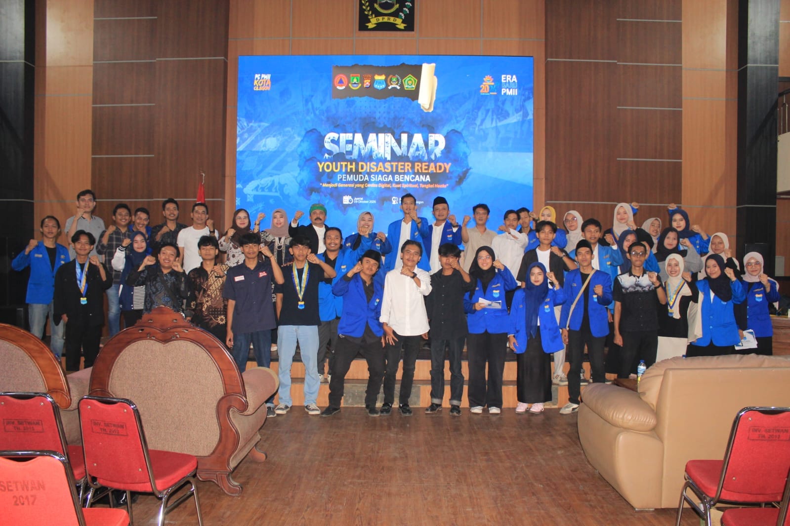 Ketua dan jajaran Pengurus Cabang PMII Kota Cilegon Masa Khidmat 2026-2027 usai dilantik di Aula DPRD Kota Cilegon, disertai seminar kesiapsiagaan bencana yang diikuti mahasiswa dan pelajar.