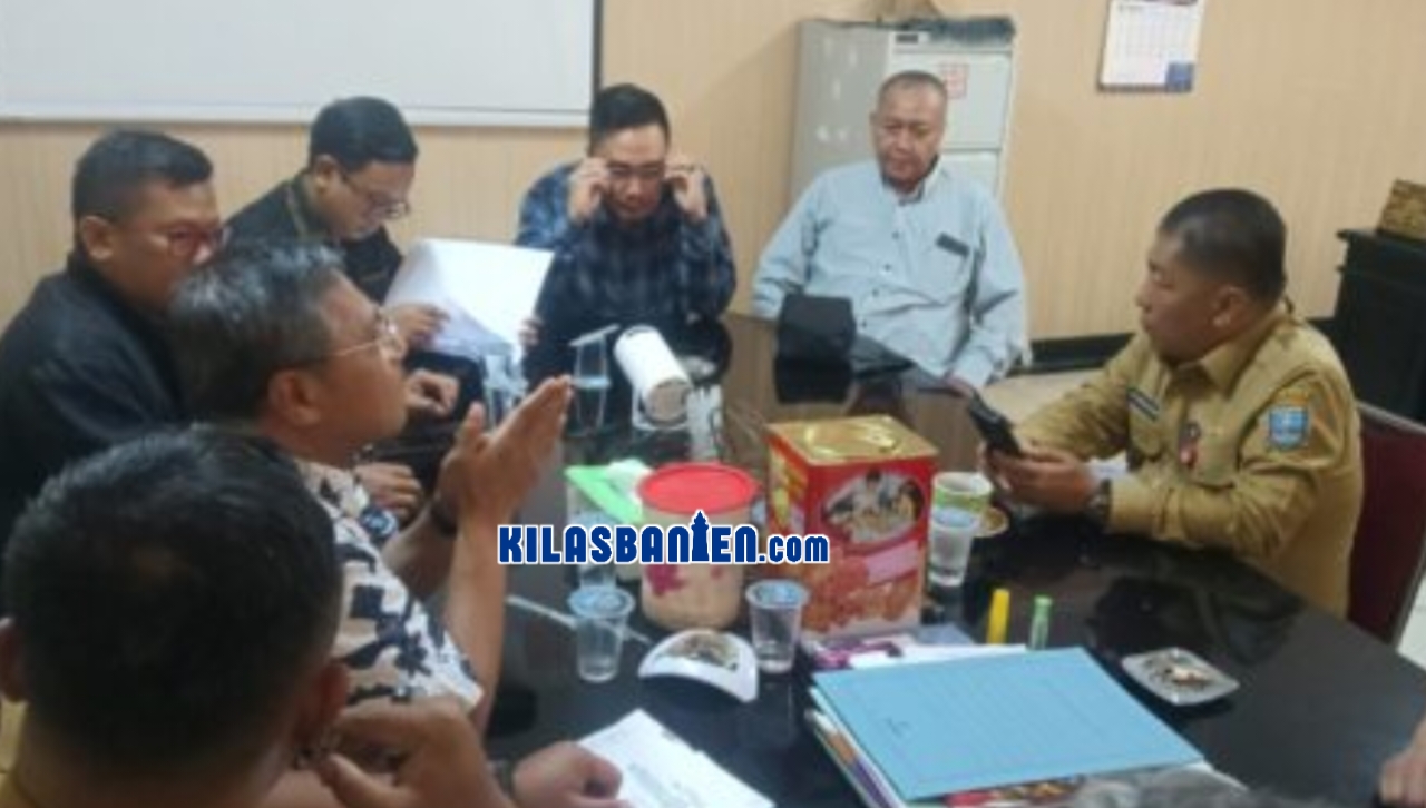 Kuasa hukum Tim Likuidasi PT LKM Ciomas melayangkan somasi kepada Bupati Serang terkait honorarium tahun 2024-2025 yang belum dibayarkan bertempat di Setda Kabupaten Serang, Senin (19/10/2026).