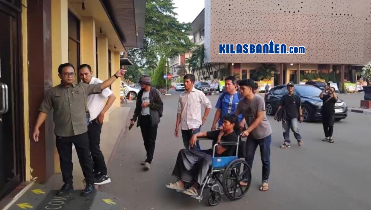 Sejumlah aparat mengamankan jalannya aksi demonstrasi mahasiswa di Pendopo Bupati Serang. Seorang wartawan dilaporkan mengalami dugaan kekerasan saat melakukan peliputan di lokasi.