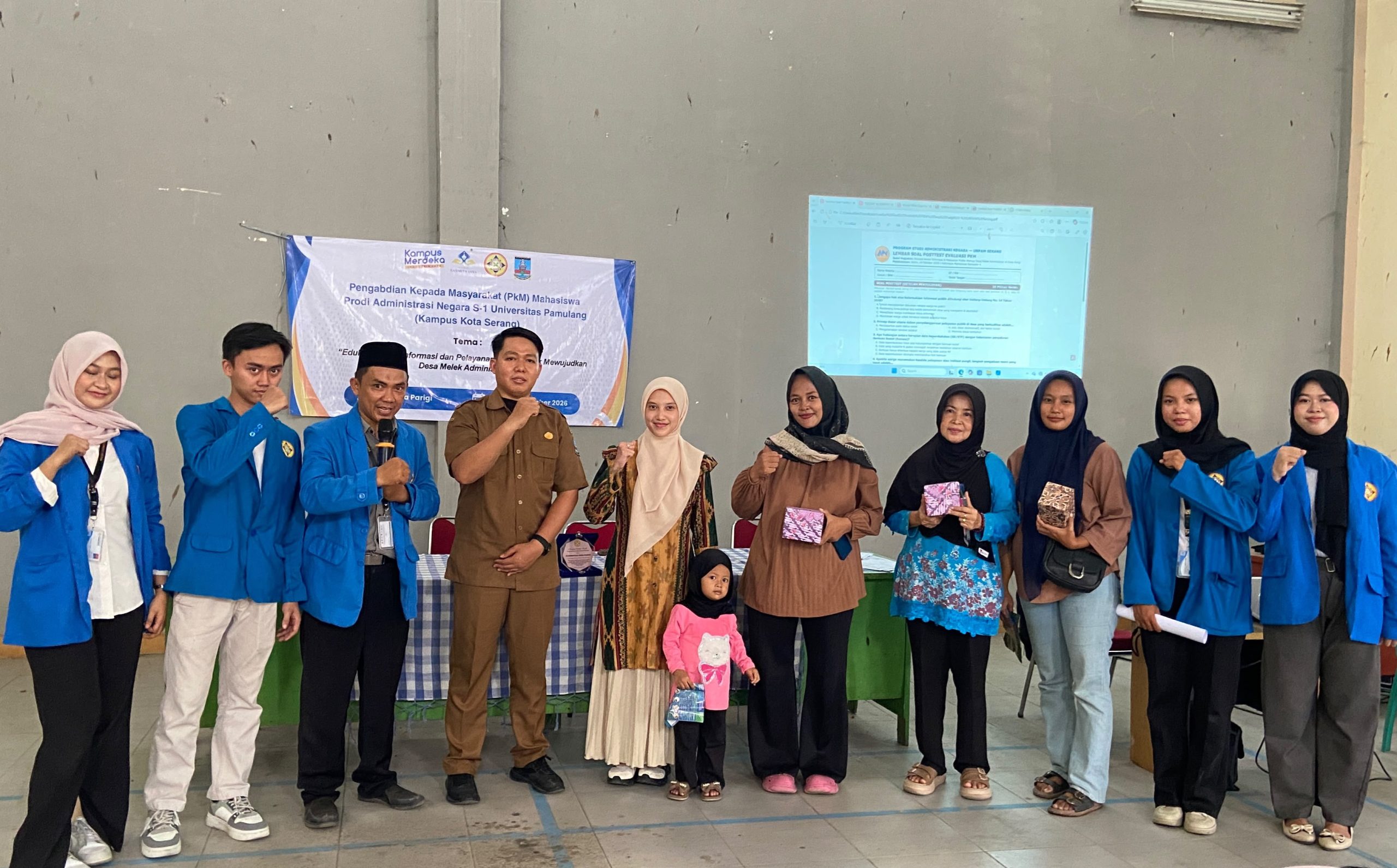 Mahasiswa Program Studi Ilmu Administrasi Negara UNPAM Kampus Kota Serang bersama perangkat Desa Parigi dan warga berfoto usai kegiatan Pengabdian kepada Masyarakat (PKM) tentang edukasi pelayanan publik dan literasi administrasi, Senin (19/10/2026).