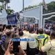 Mahasiswa yang tergabung dalam Keluarga Mahasiswa Serang Barat (Kumaseba) menggelar aksi di depan Gedung DPRD Kabupaten Serang saat peringatan HUT ke-500 Kabupaten Serang, Kamis (8/10/2026), dengan membawa berbagai tuntutan terkait persoalan daerah.