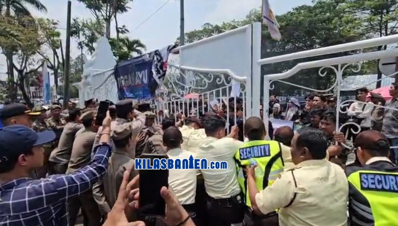Mahasiswa yang tergabung dalam Keluarga Mahasiswa Serang Barat (Kumaseba) menggelar aksi di depan Gedung DPRD Kabupaten Serang saat peringatan HUT ke-500 Kabupaten Serang, Kamis (8/10/2026), dengan membawa berbagai tuntutan terkait persoalan daerah.