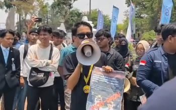 Massa Gerakan Mahasiswa Serang Utara (GAMSUT) menggelar aksi unjuk rasa bertepatan dengan peringatan Hari Ulang Tahun ke-500 Kabupaten Serang untuk menyampaikan berbagai tuntutan terkait persoalan daerah.