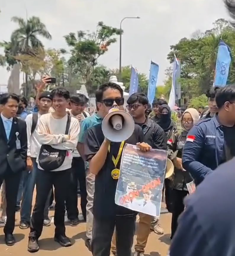 Massa Gerakan Mahasiswa Serang Utara (GAMSUT) menggelar aksi unjuk rasa bertepatan dengan peringatan Hari Ulang Tahun ke-500 Kabupaten Serang untuk menyampaikan berbagai tuntutan terkait persoalan daerah.