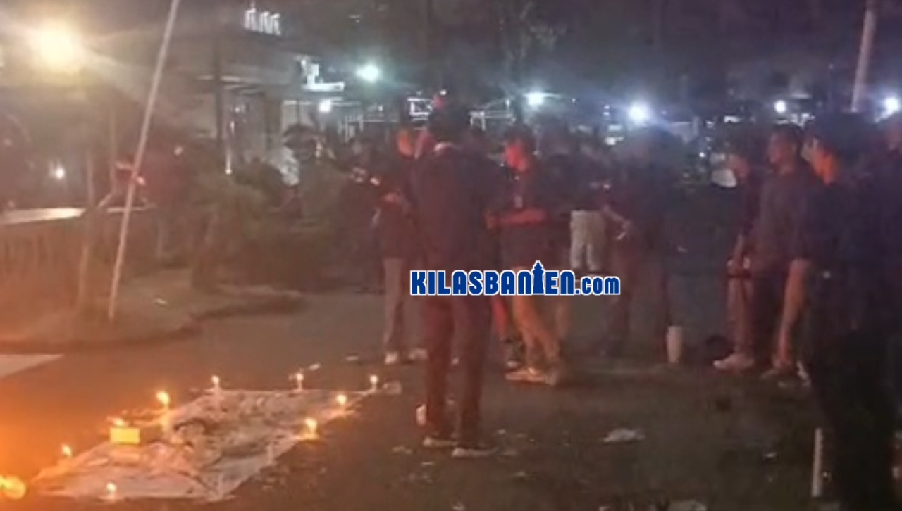 Massa aksi refleksi HUT ke-500 Kabupaten Serang bertahan di halaman Pendopo Bupati Serang hingga malam sebelum terjadi kericuhan saat proses pengamanan, Kamis (8/10/2026).