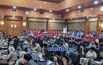 Empat anggota Fraksi PDI Perjuangan DPRD Kabupaten Serang meninggalkan ruang rapat paripurna setelah Bupati Serang tidak menghadiri sidang pembahasan jawaban atas pandangan umum fraksi terhadap Raperda APBD Tahun Anggaran 2027.
